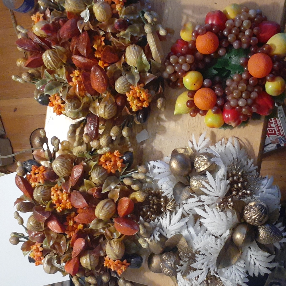 One lot of (4 ) Candle wreaths.
